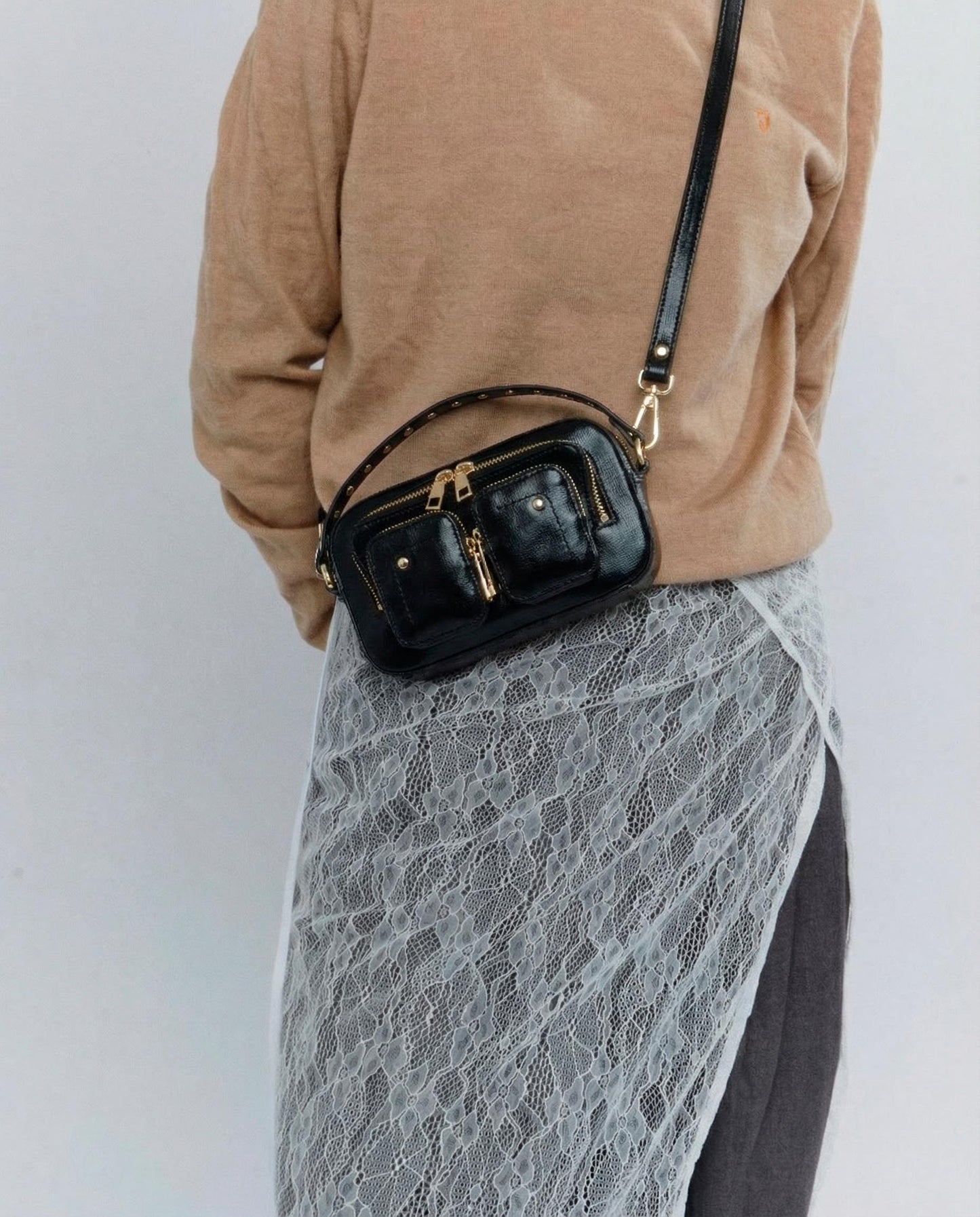 Núnoo Helena Florence Black w. Gold Small bag Black